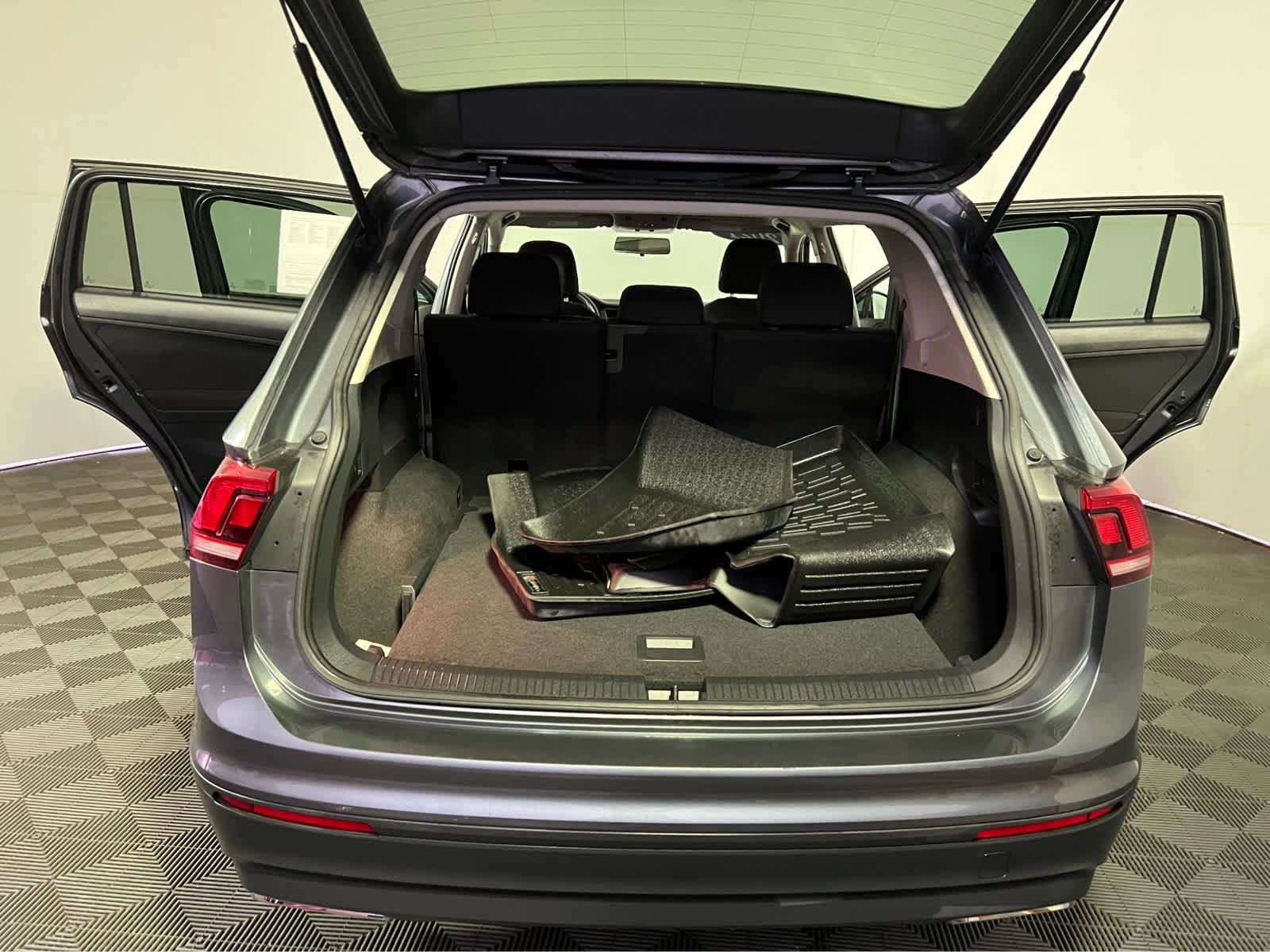 Used 2021 Volkswagen Tiguan S image 23