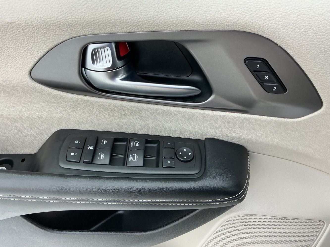 Used 2022 Chrysler Pacifica Touring-L FWD image 34