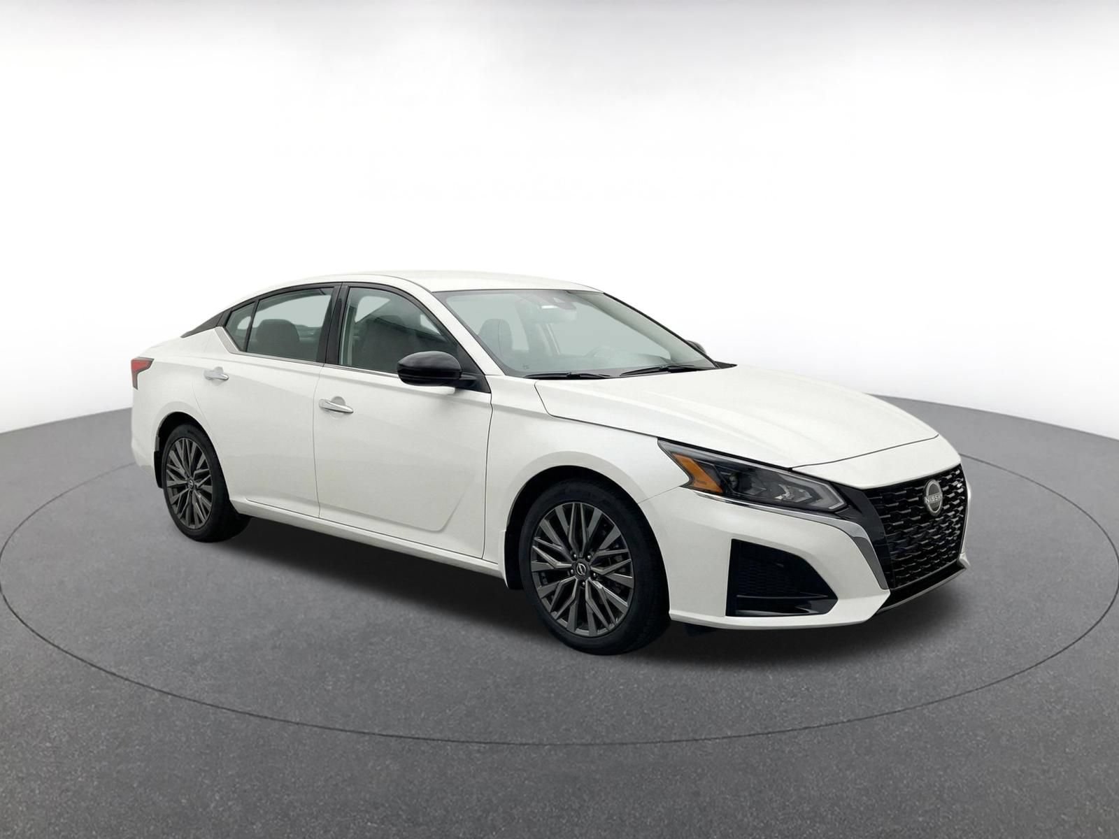 Used 2025 Nissan Altima 2.5 SV FWD image 3