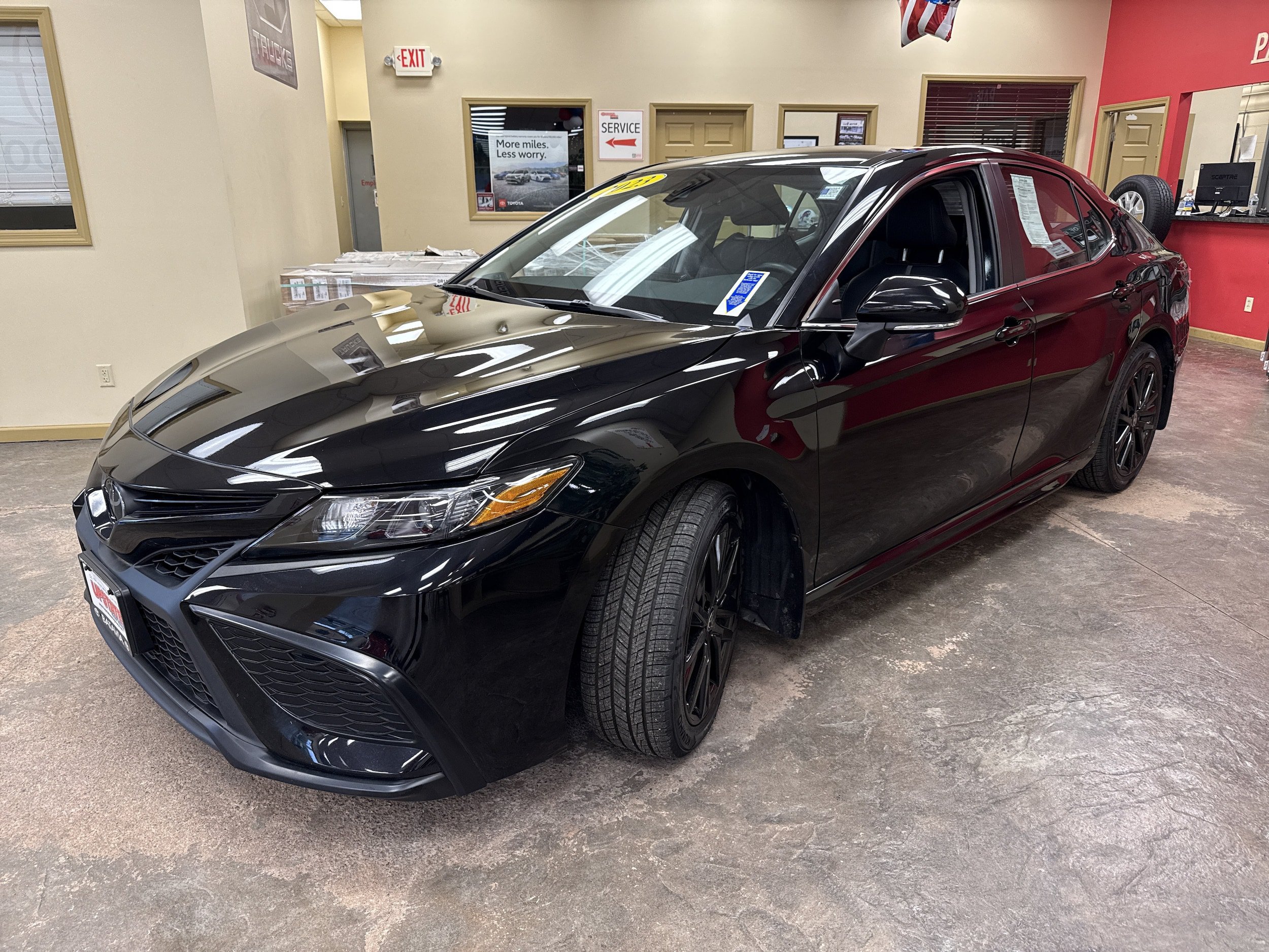 Used 2023 Toyota Camry SE FWD image 3