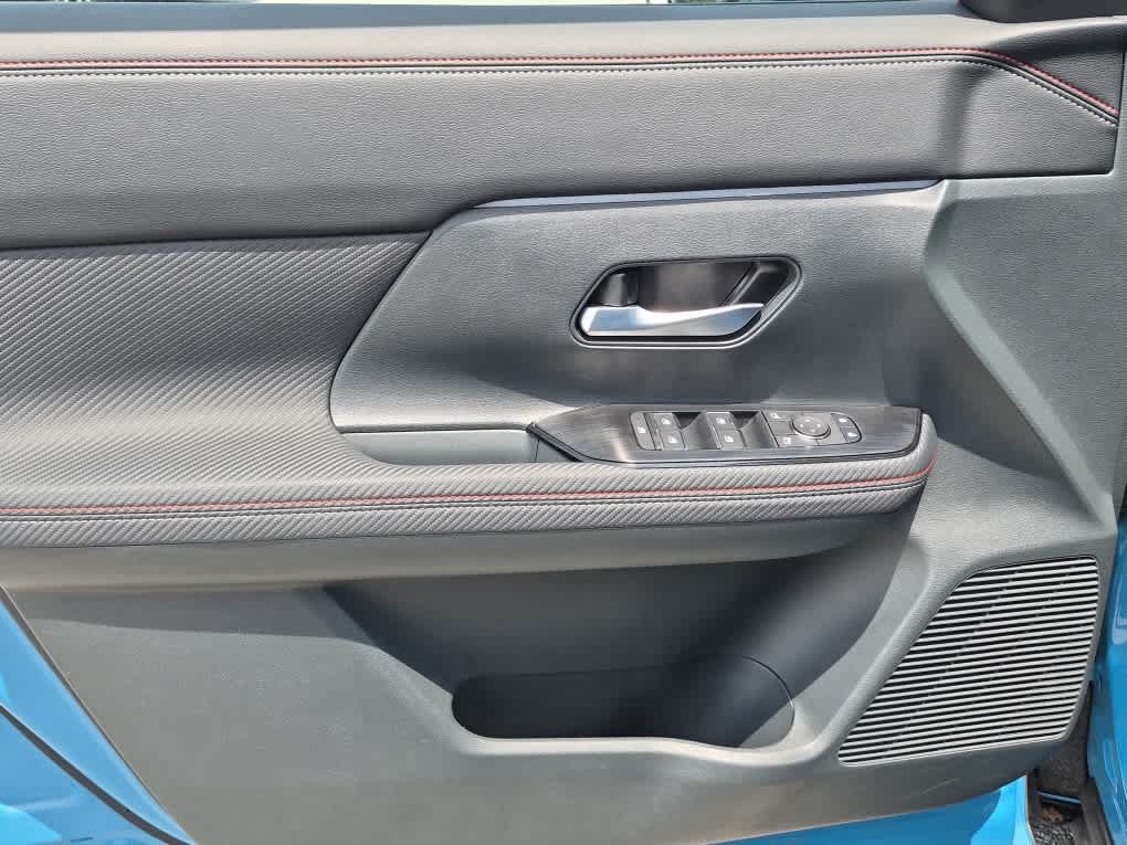 Used 2025 Nissan Kicks SR AWD/4WD image 9