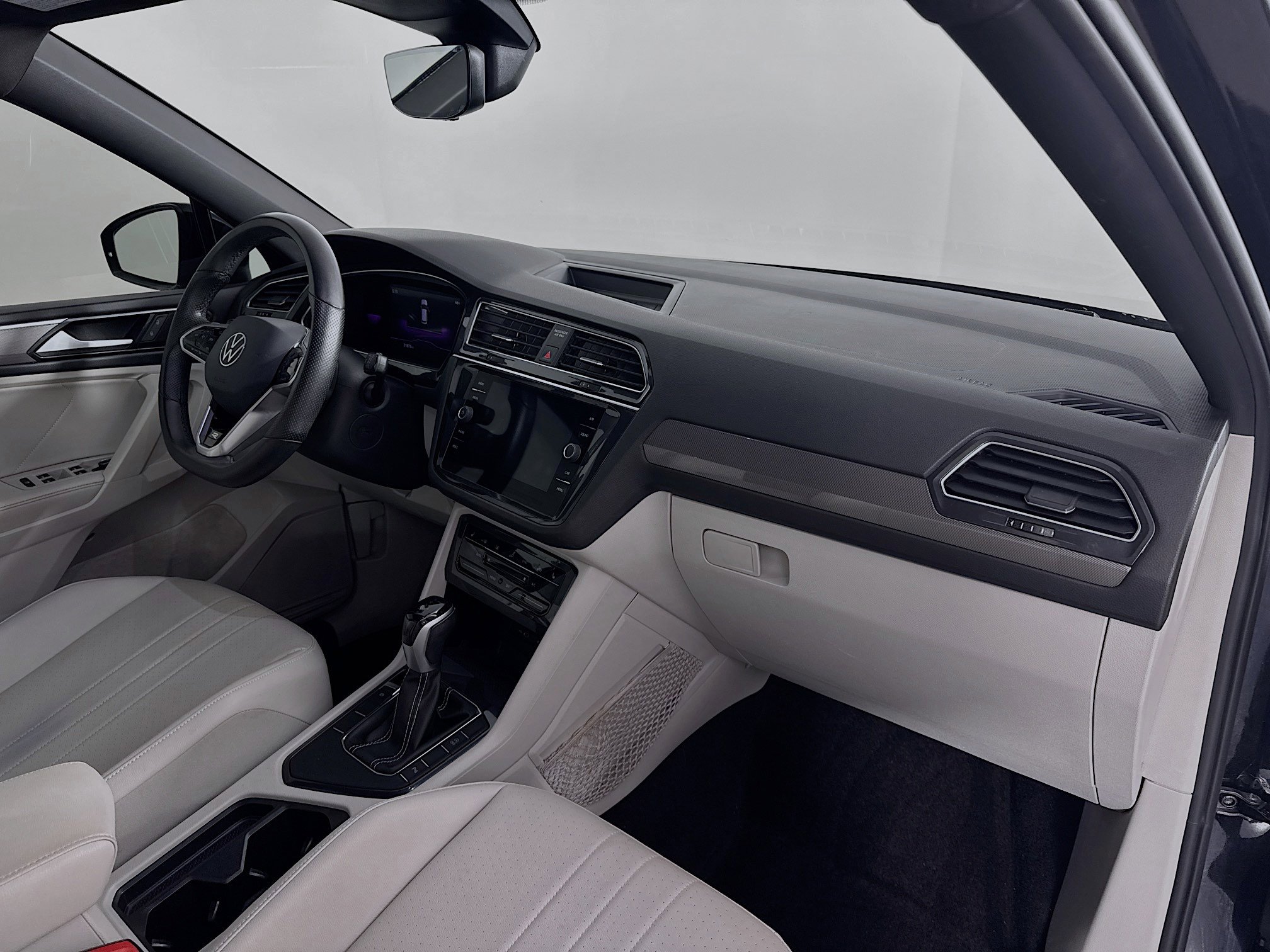 Used 2022 Volkswagen Tiguan SE R-Line image 29