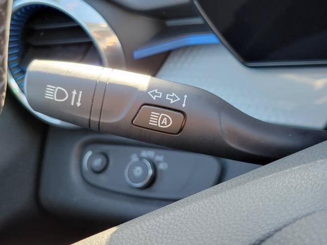 Used 2025 Chevrolet Trax LT w/ LT Convenience Package FWD image 16