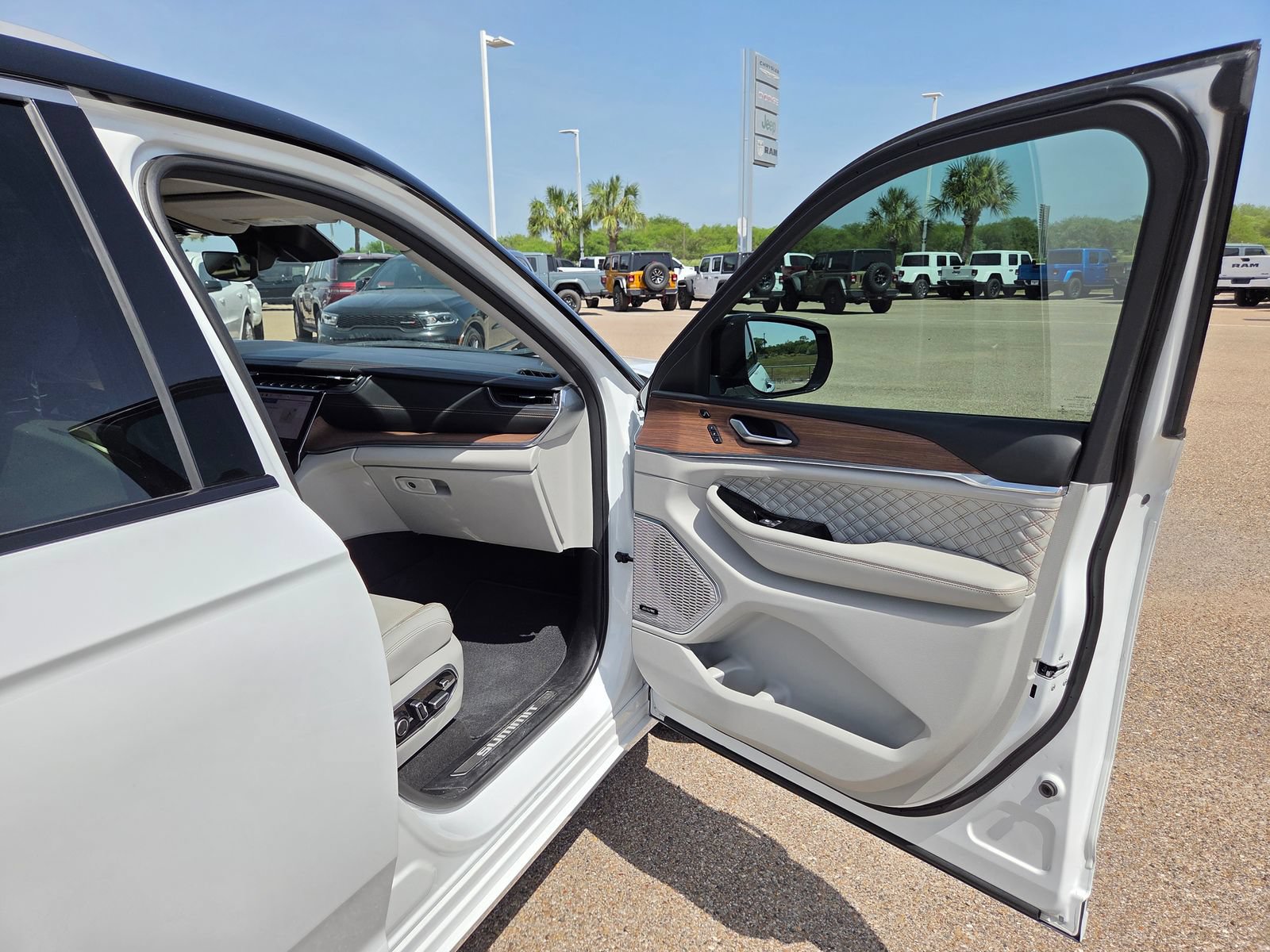 Used 2022 Jeep Grand Cherokee Summit RWD image 18