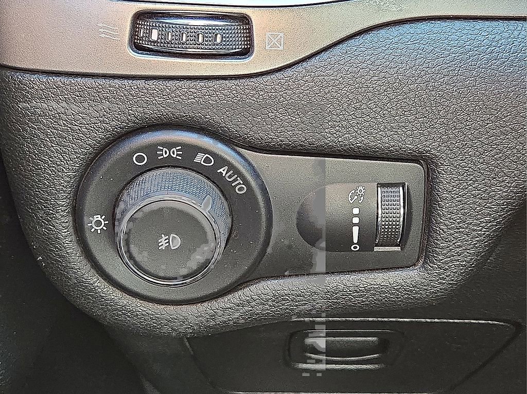 Used 2019 Jeep Cherokee Latitude w/ Popular Appearance Group image 31