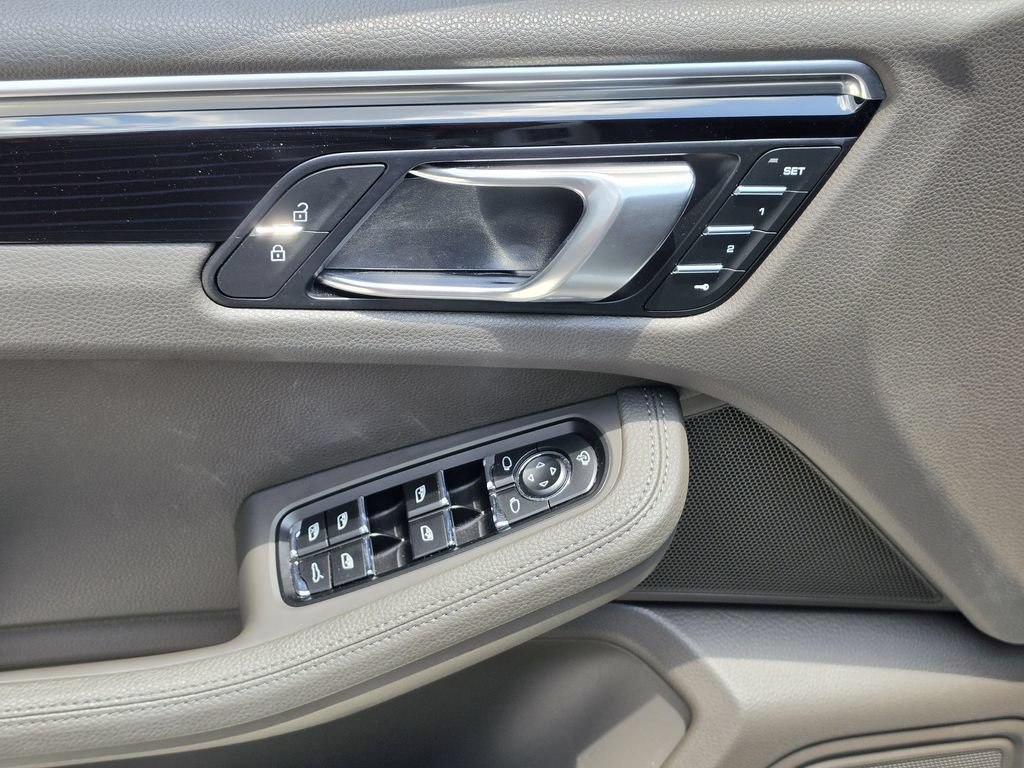 Certified 2023 Porsche Macan AWD/4WD image 14
