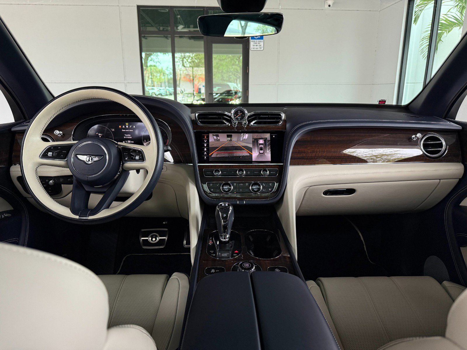 Used 2023 Bentley Bentayga Extended Wheelbase image 39