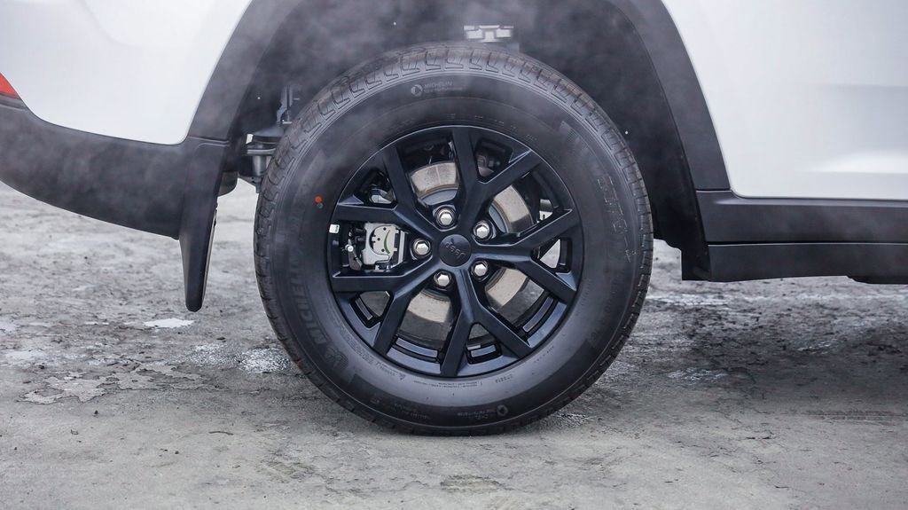 New 2025 Jeep Grand Cherokee Altitude image 12