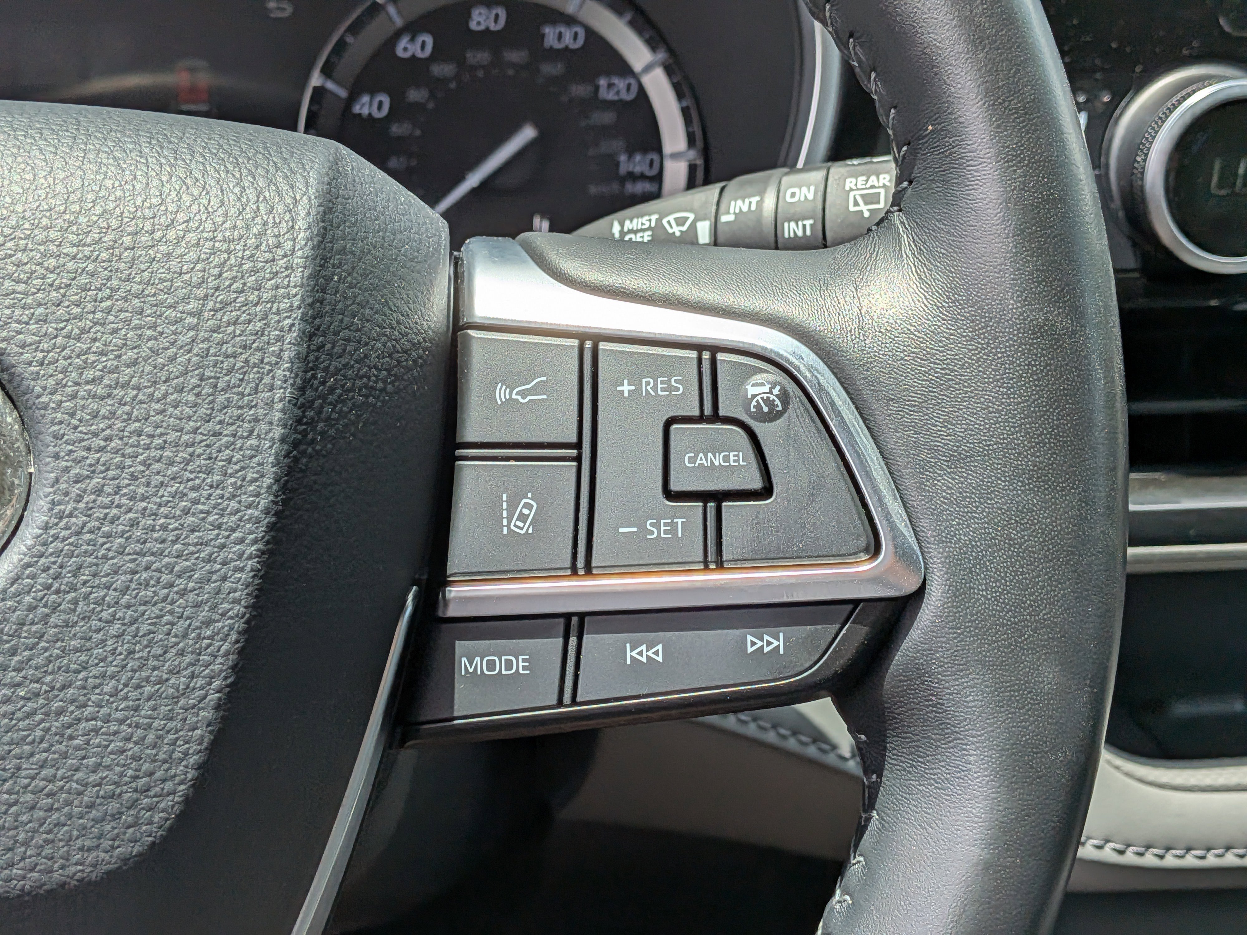 Used 2020 Toyota Highlander XLE AWD/4WD image 28