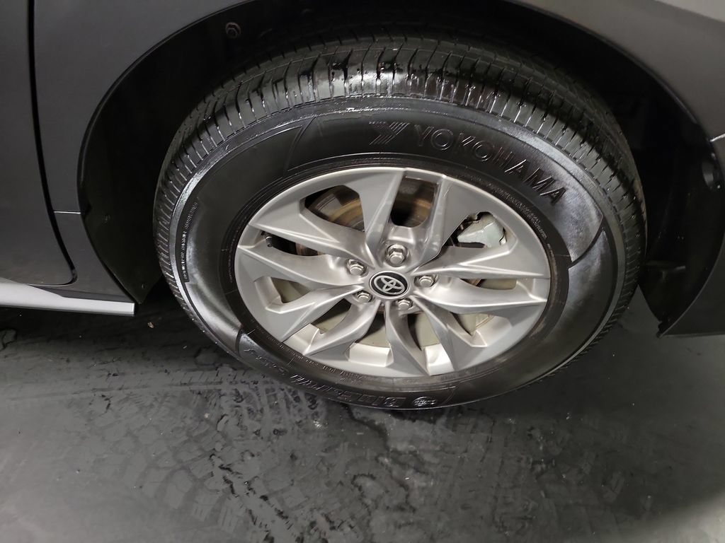 Used 2025 Toyota Sienna XLE AWD/4WD image 10