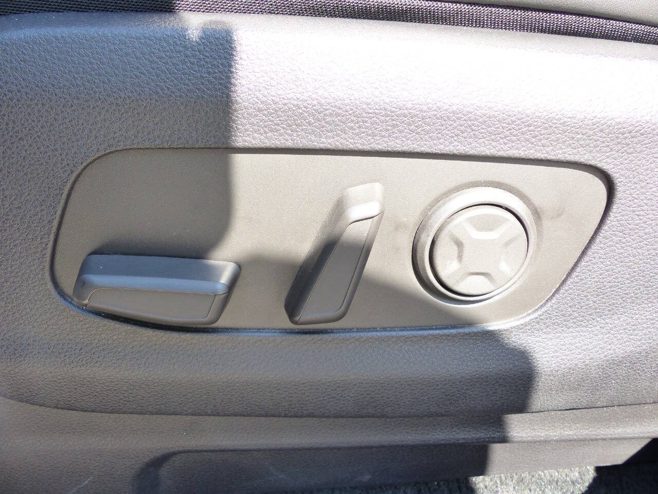 Used 2025 Kia Carnival EX FWD image 22