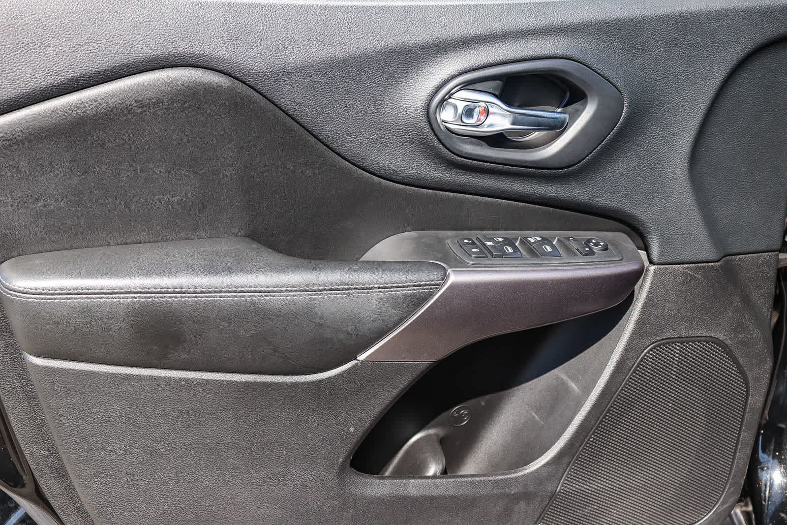 Used 2019 Jeep Cherokee Latitude w/ Popular Appearance Group FWD image 19