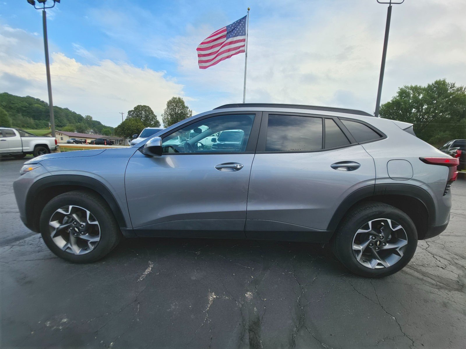 Used 2025 Chevrolet Trax LT w/ LT Convenience Package FWD image 2