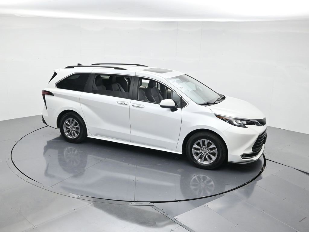 Used 2022 Toyota Sienna XLE image 38