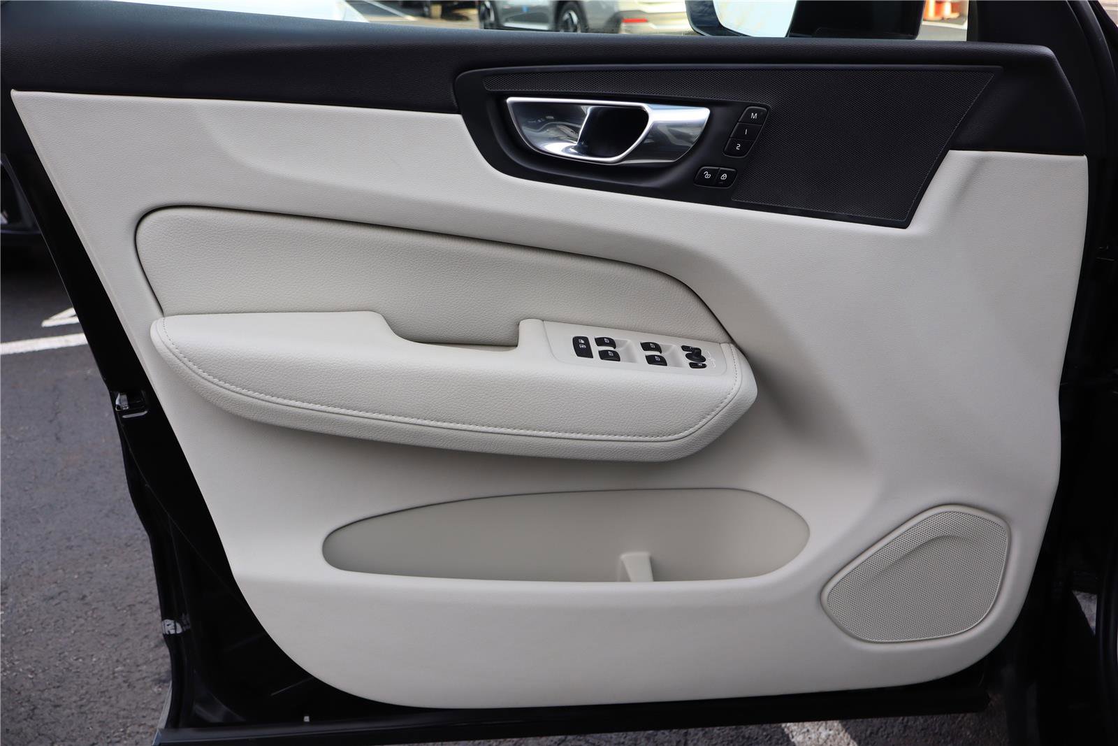 Used 2021 Volvo XC60 T5 Momentum w/ Premium Package image 12