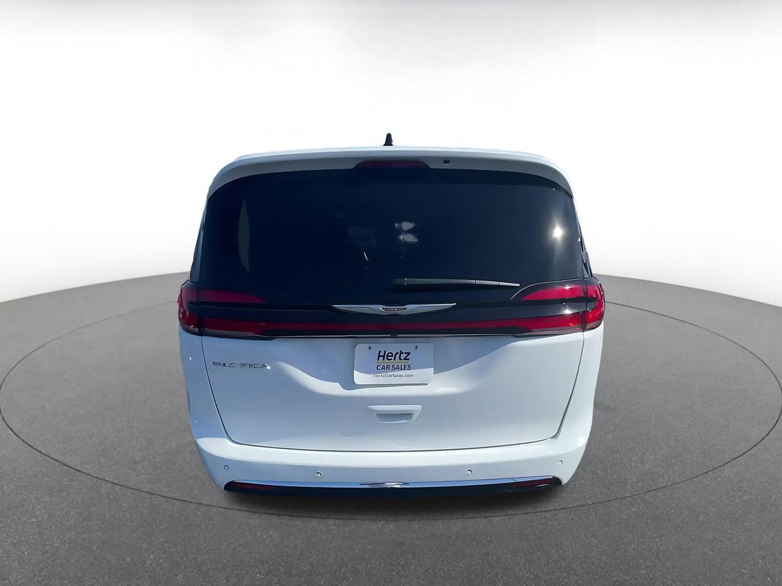 Used 2024 Chrysler Pacifica Touring-L image 12