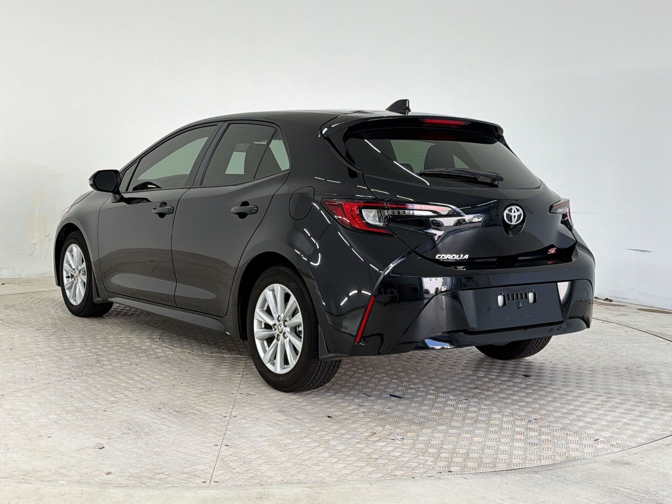 Used 2025 Toyota Corolla SE FWD image 3