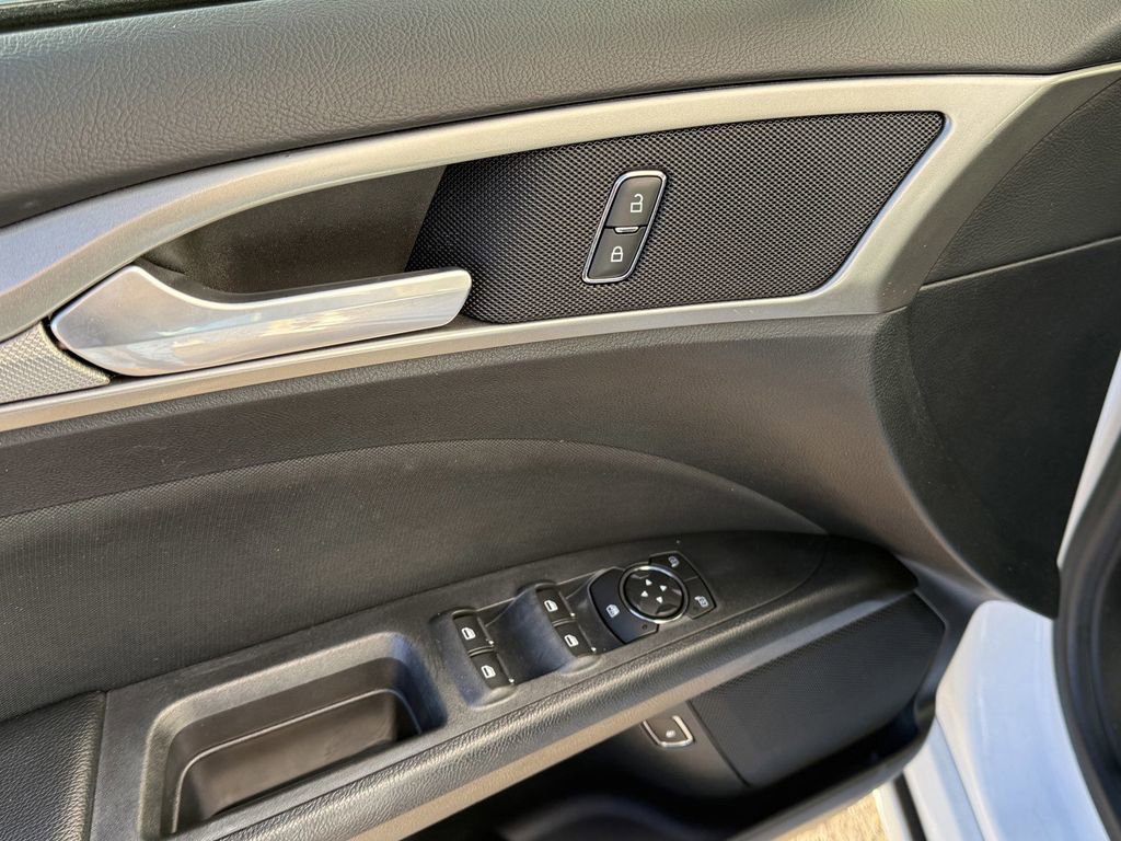 Used 2019 Ford Fusion SE image 10