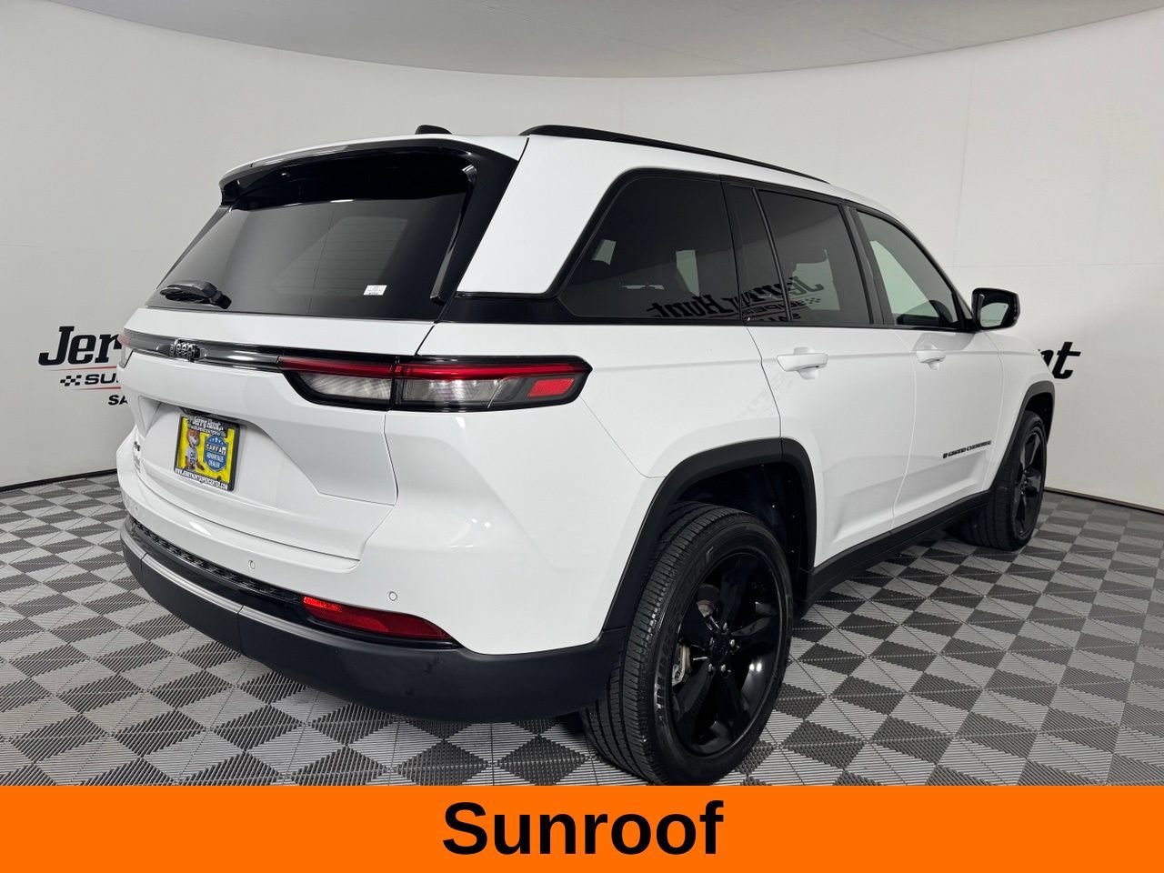 Used 2023 Jeep Grand Cherokee Altitude AWD/4WD image 7