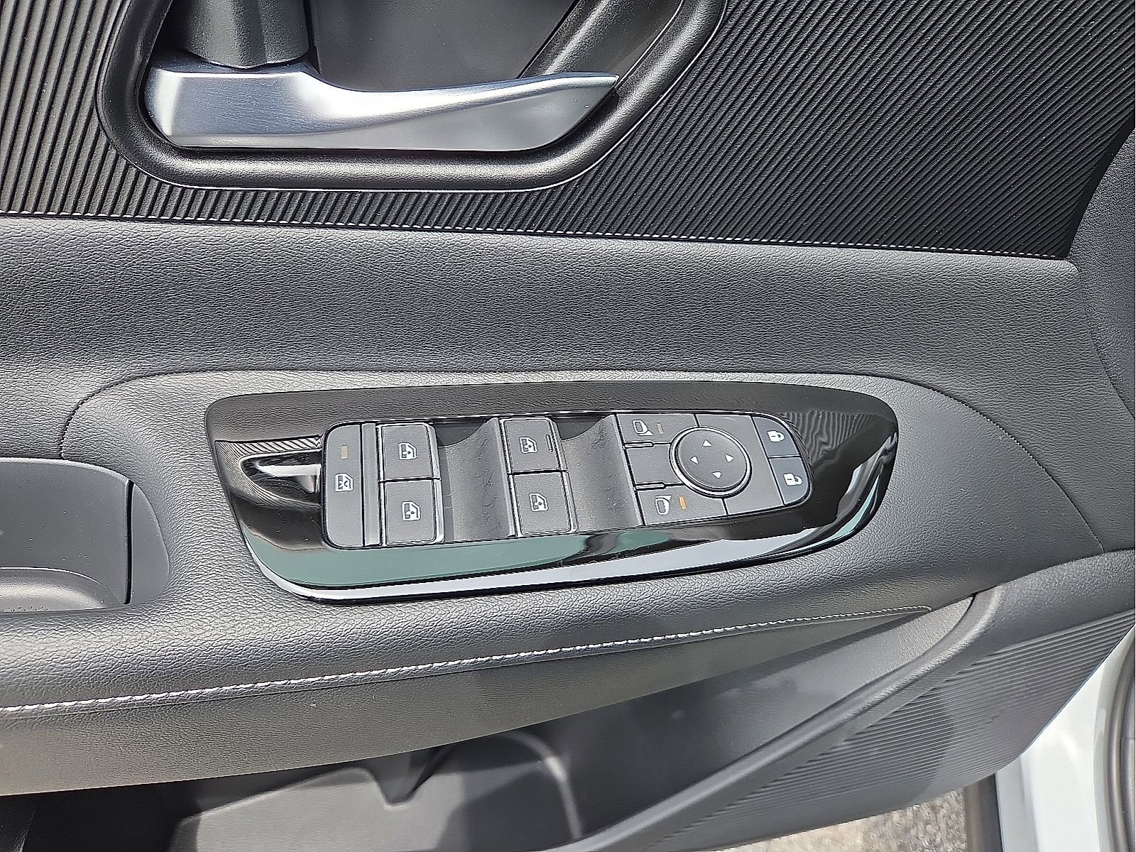 Used 2025 Nissan Murano SV AWD/4WD image 15