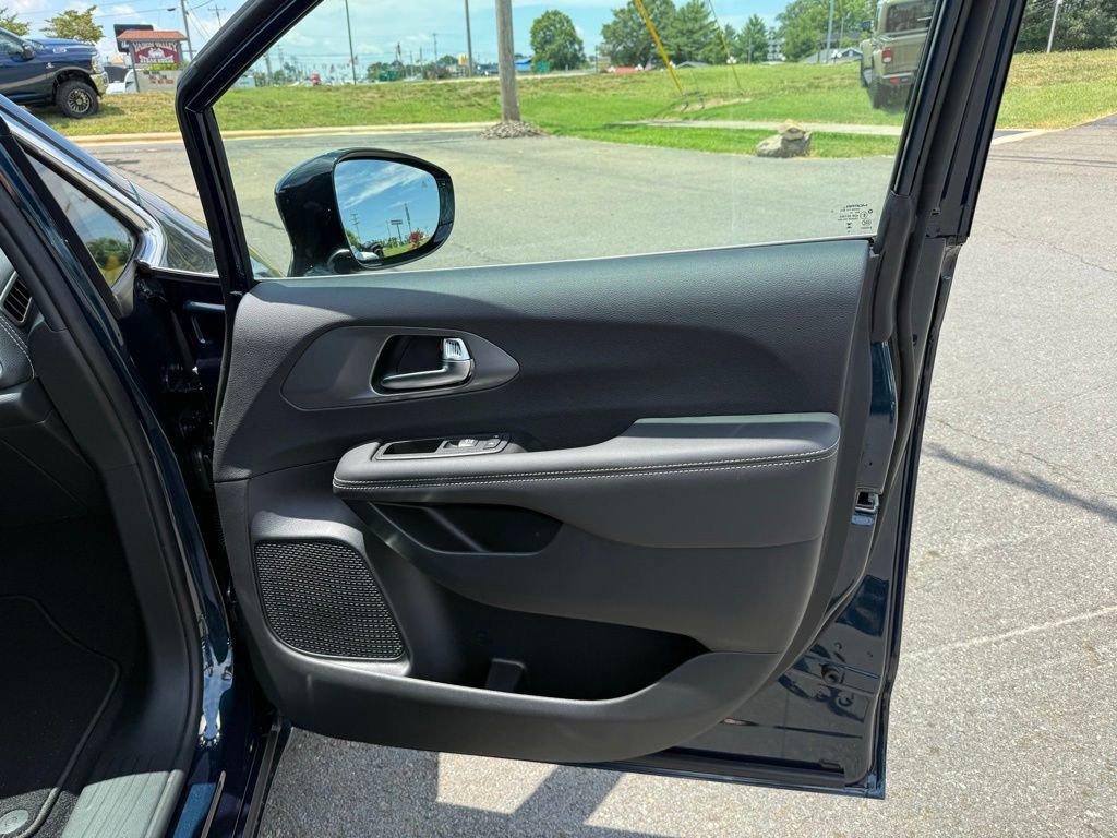 Used 2025 Chrysler Pacifica Select FWD image 31