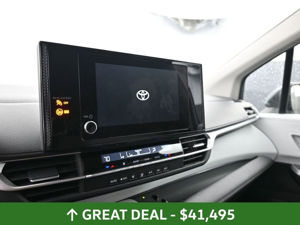 Used 2025 Toyota Sienna LE image 30