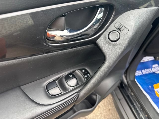 Used 2017 Nissan Rogue S AWD/4WD image 17