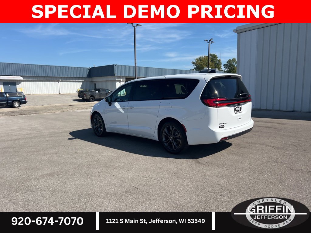 New 2026 Chrysler Pacifica Select image 18