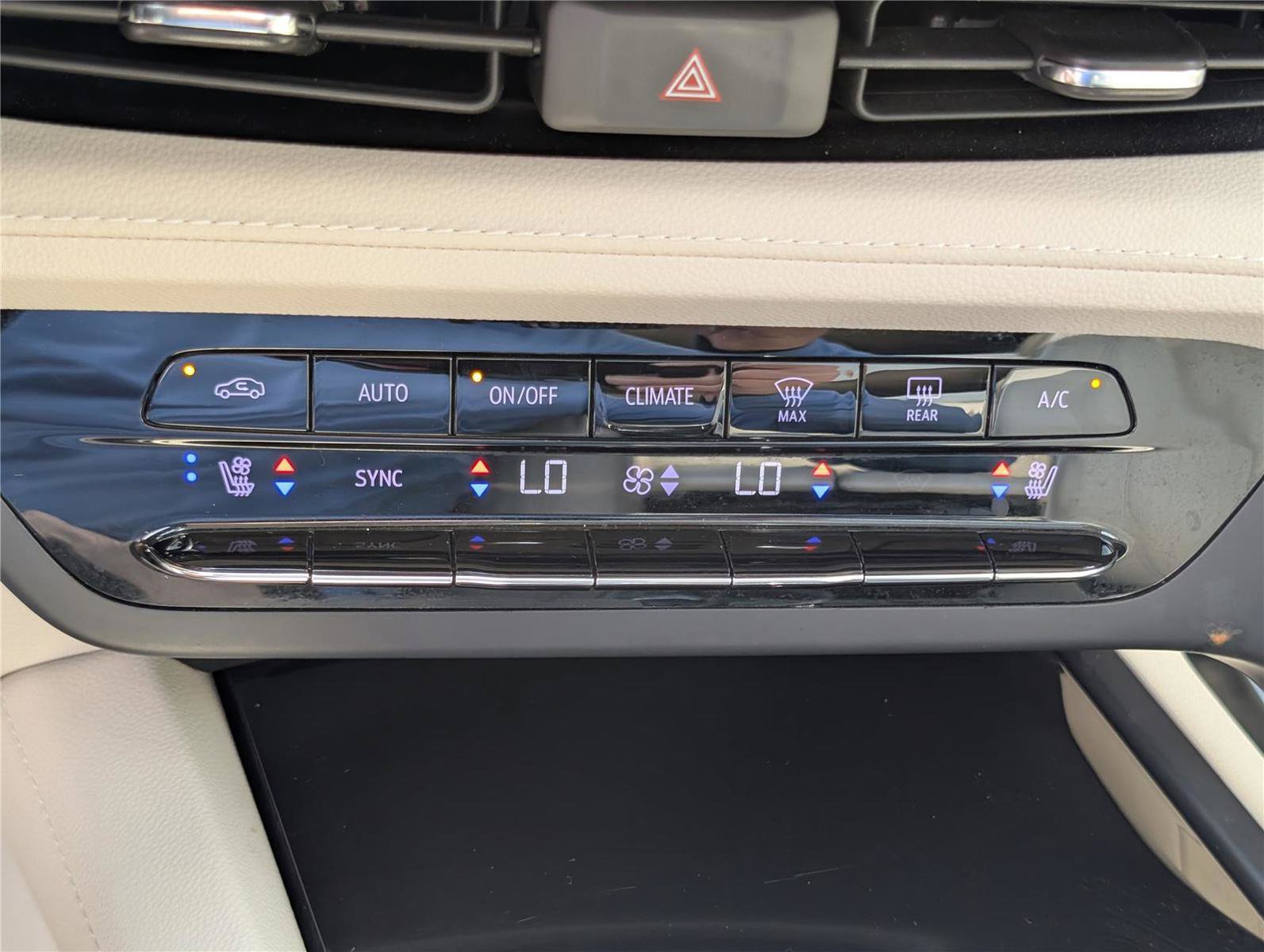 Used 2023 Buick Envision Avenir AWD/4WD image 30