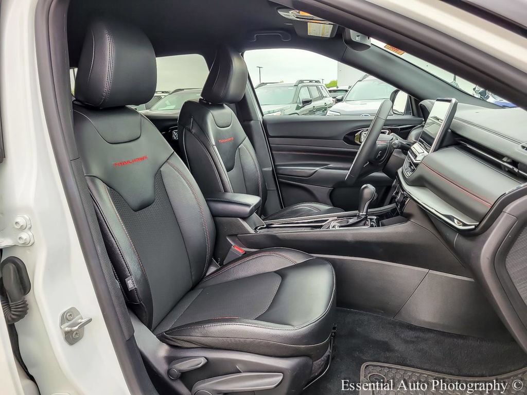 Used 2025 Jeep Compass Trailhawk AWD/4WD image 32