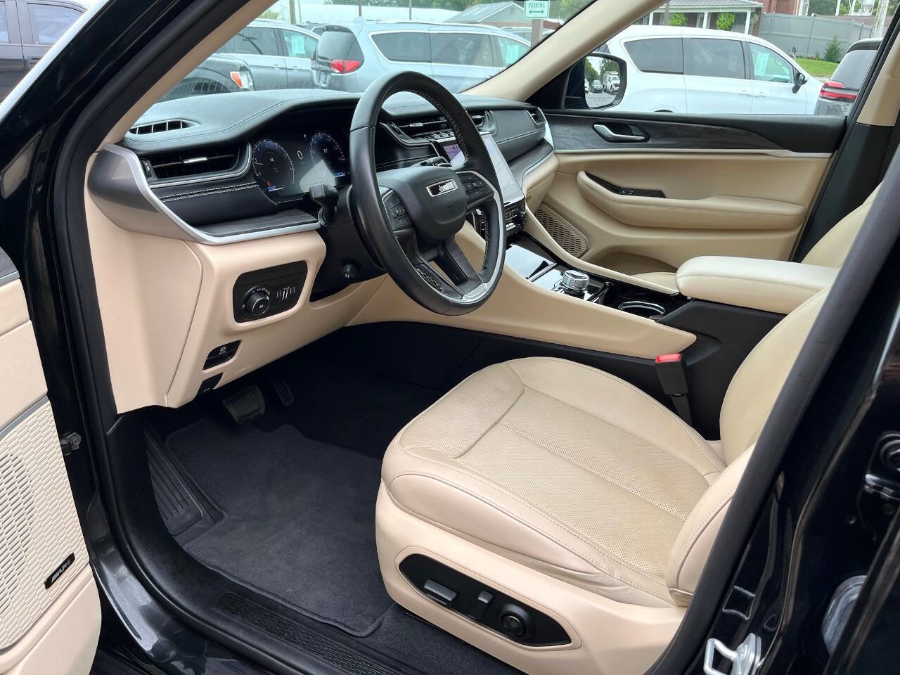 Used 2022 Jeep Grand Cherokee L Limited w/ Luxury Tech Group II image 5