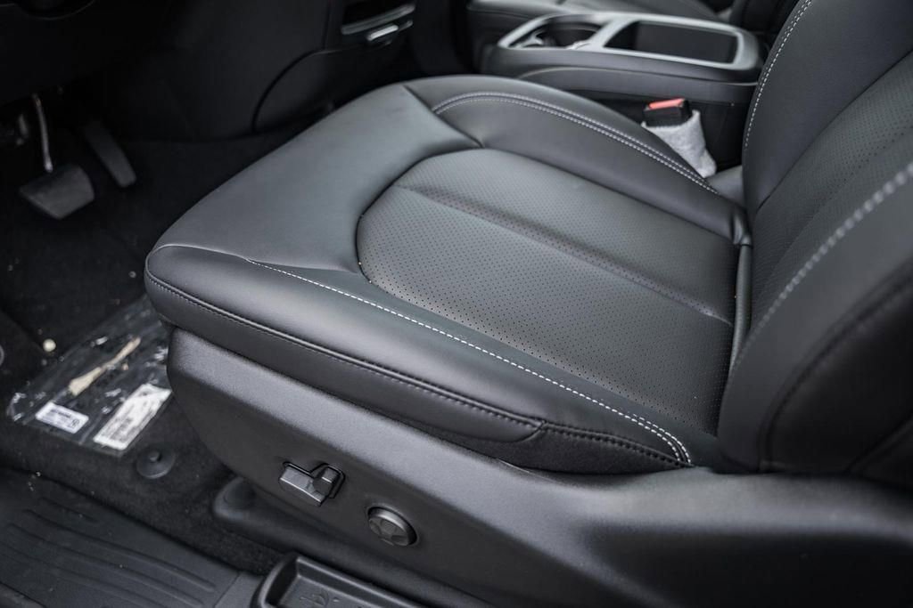 New 2025 Chrysler Pacifica Select FWD image 29