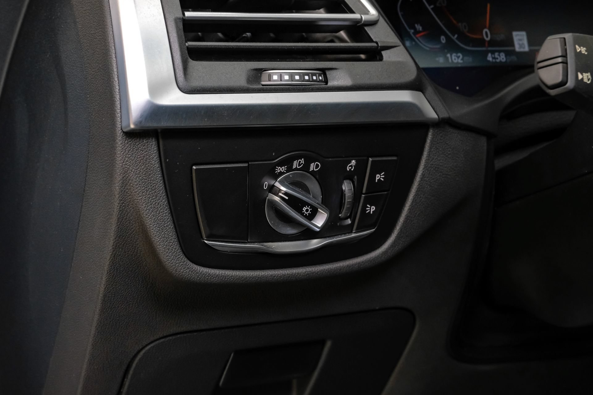Used 2024 BMW X4 xDrive30i w/ M Sport Package AWD/4WD image 32