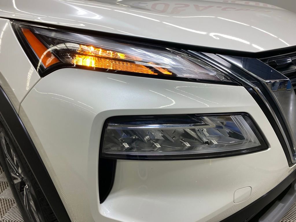 Used 2023 Nissan Rogue SV image 3