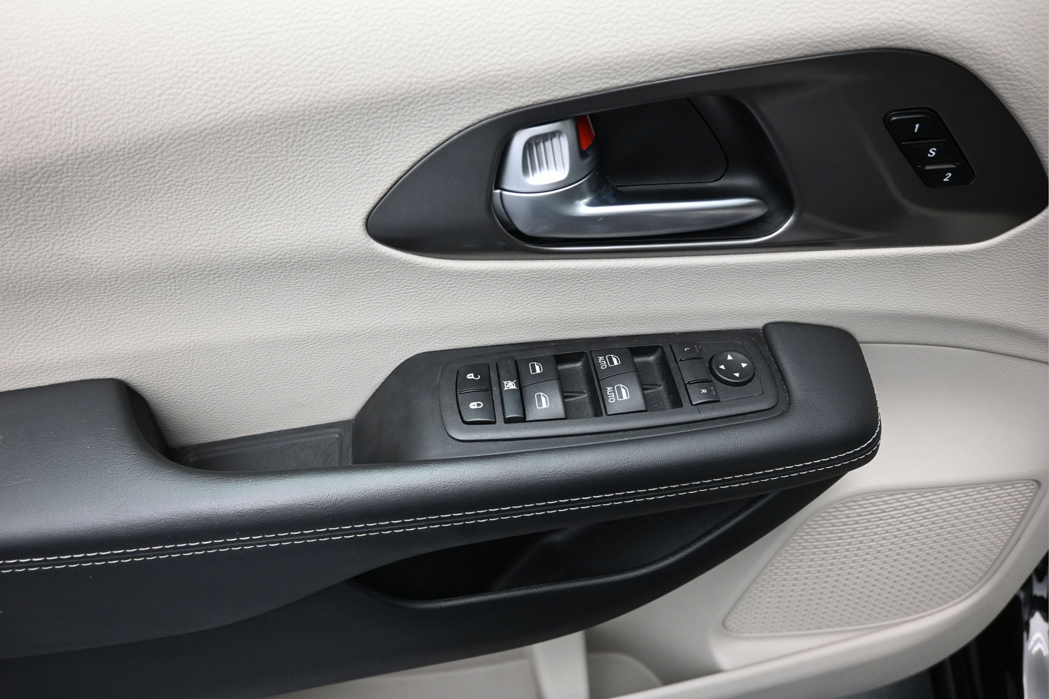 Used 2024 Chrysler Pacifica Touring-L FWD image 11