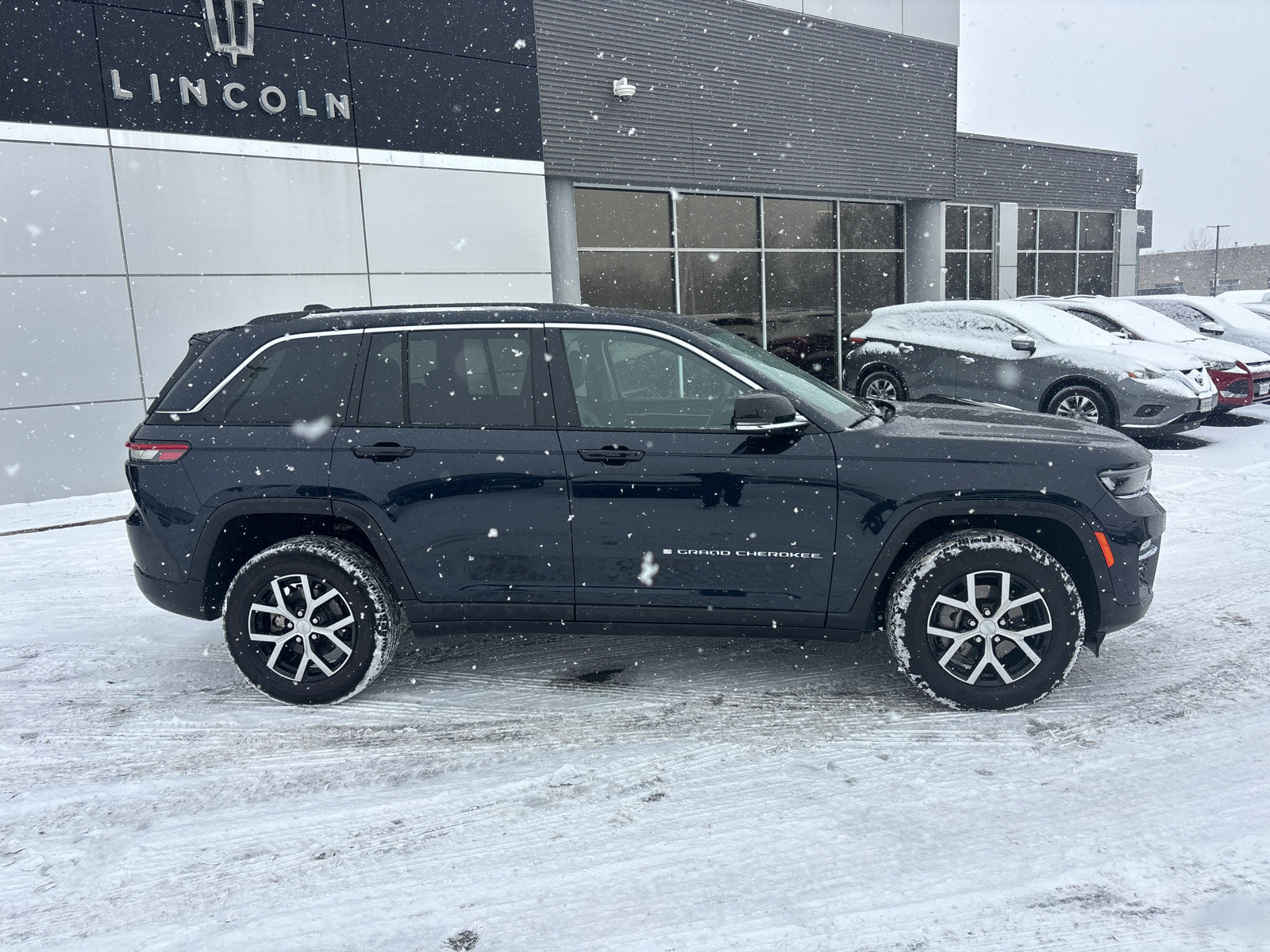 Used 2023 Jeep Grand Cherokee Limited image 8