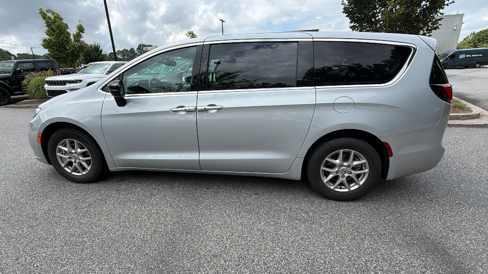 Used 2024 Chrysler Pacifica Touring-L FWD image 11