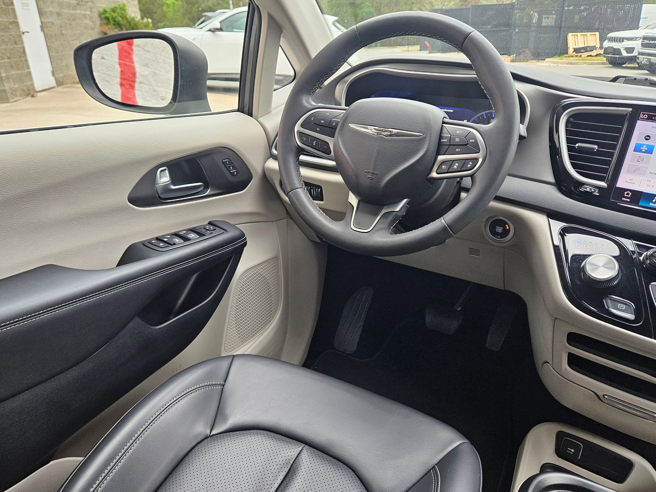 Used 2023 Chrysler Pacifica Touring-L image 9