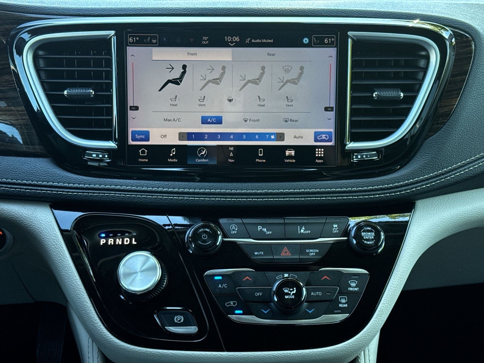 Used 2024 Chrysler Pacifica Limited FWD image 21