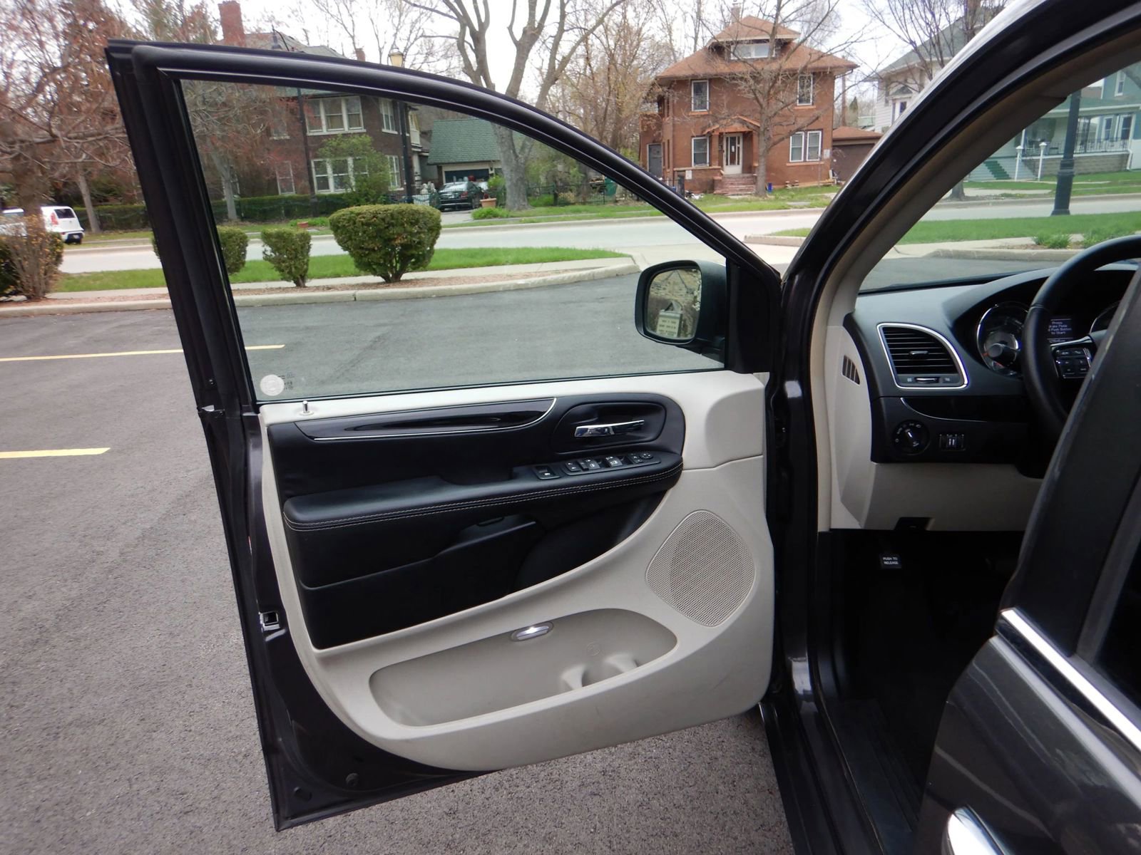 Used 2016 Chrysler Town & Country Limited FWD image 10