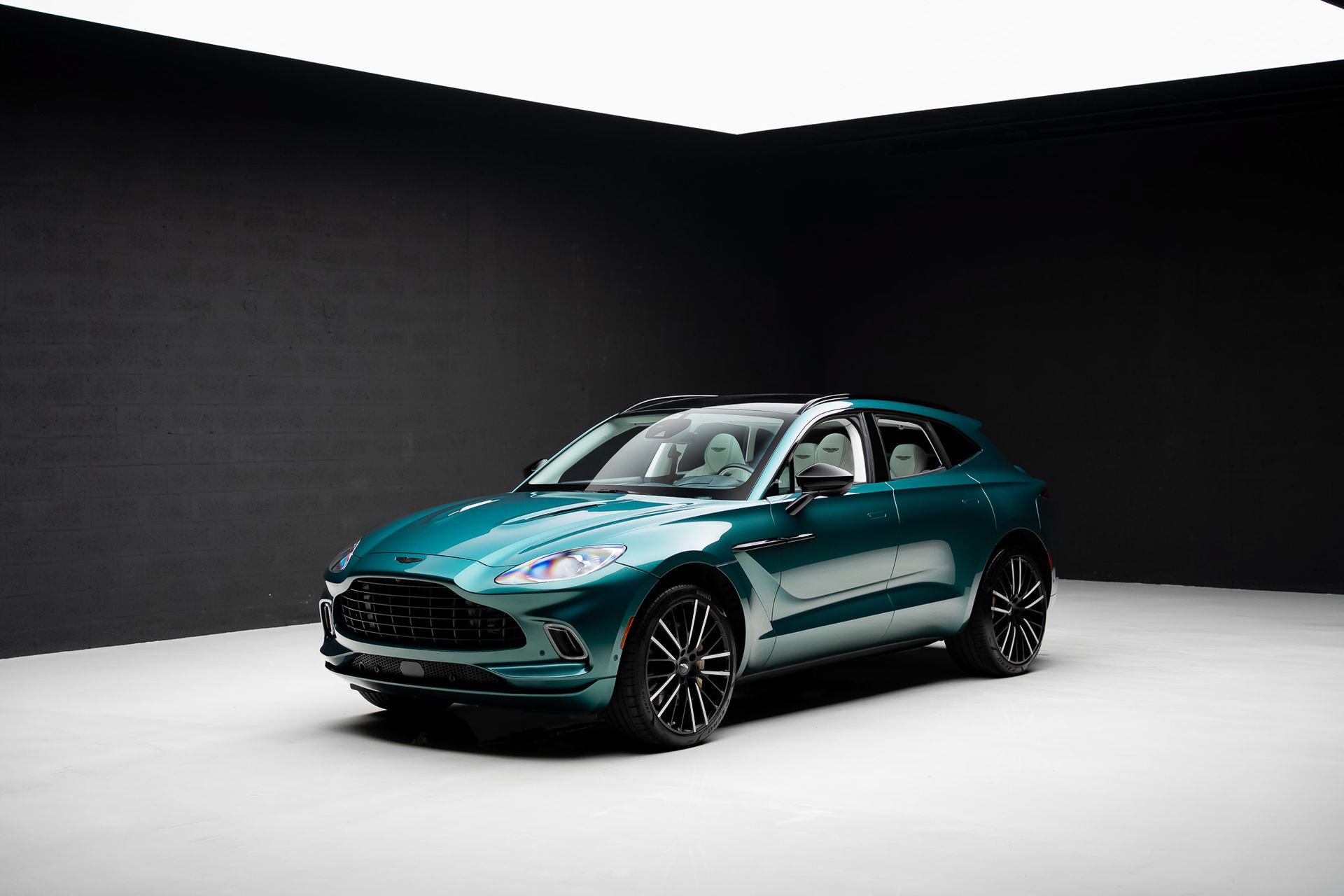Used 2023 Aston Martin DBX AWD/4WD image 4