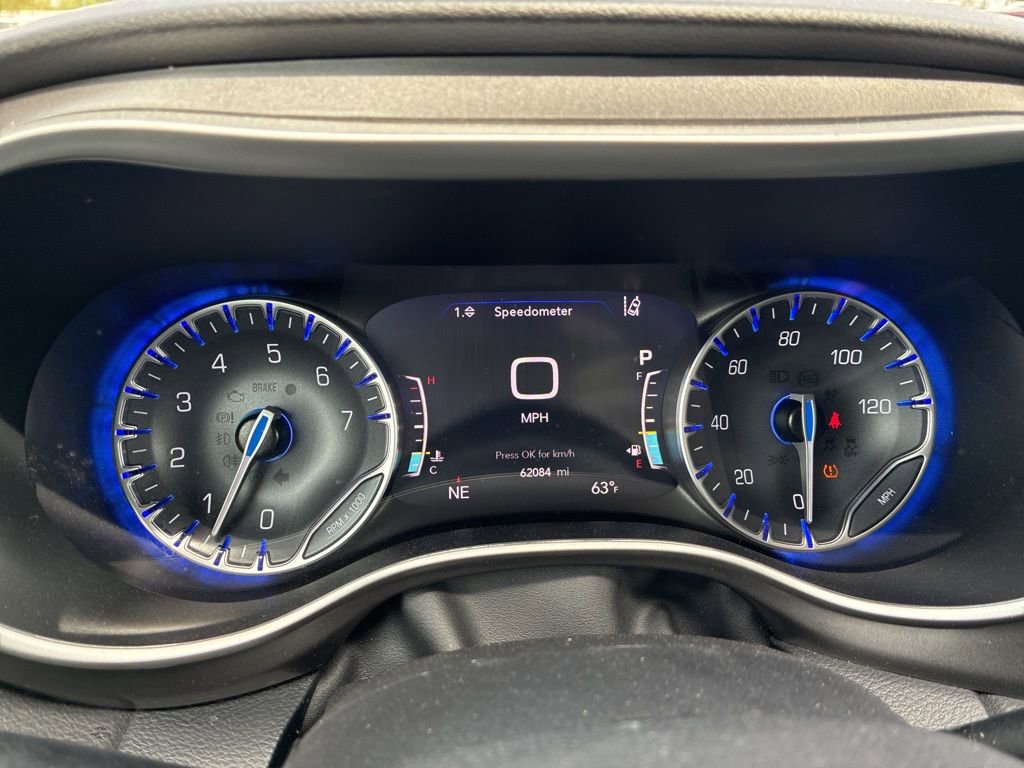 Used 2025 Chrysler Pacifica Select image 23