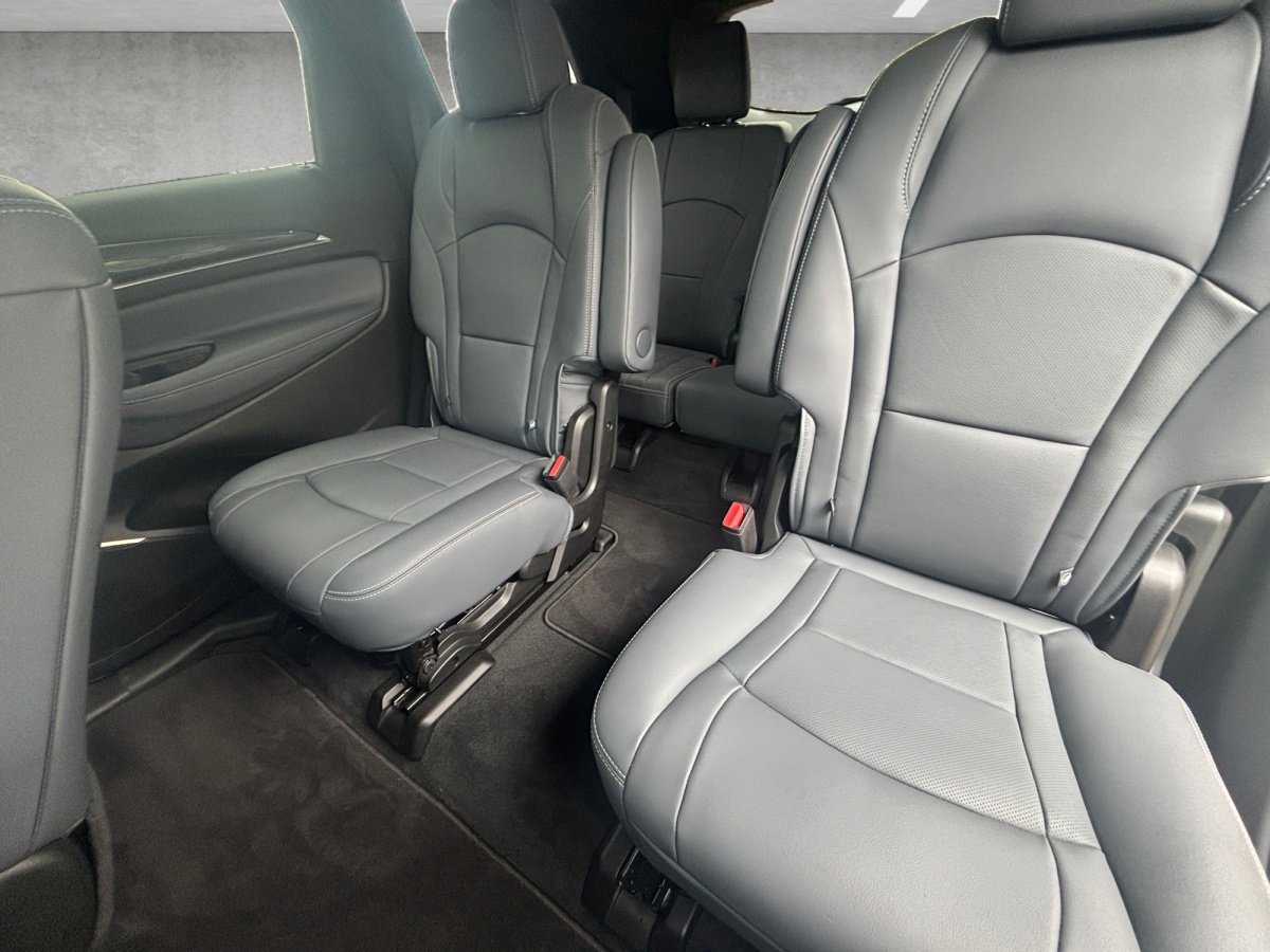 Used 2023 Buick Enclave Essence image 27