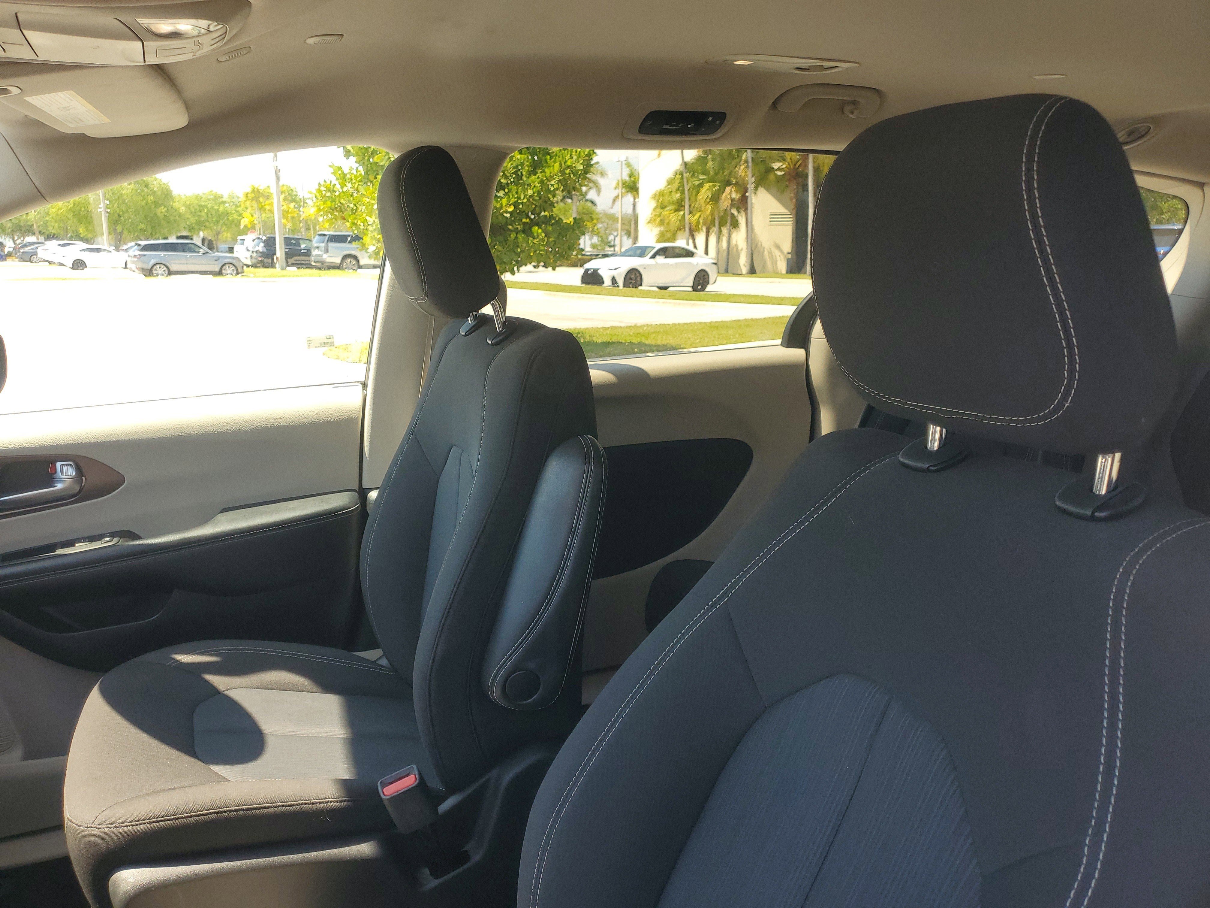 Used 2022 Chrysler Voyager LX FWD image 18