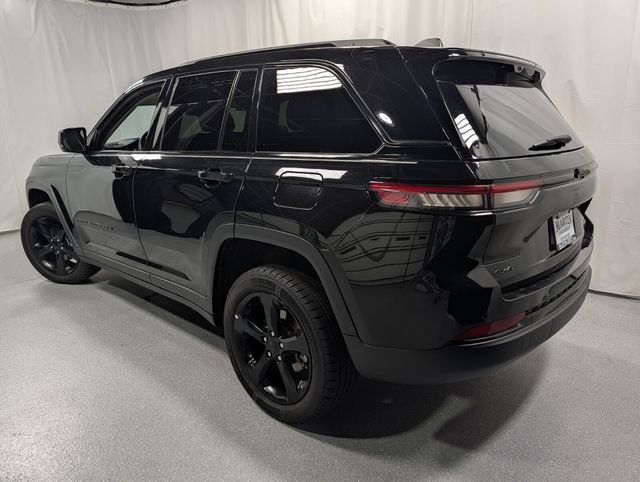 Used 2023 Jeep Grand Cherokee Limited w/ Luxury Tech Group II AWD/4WD image 4