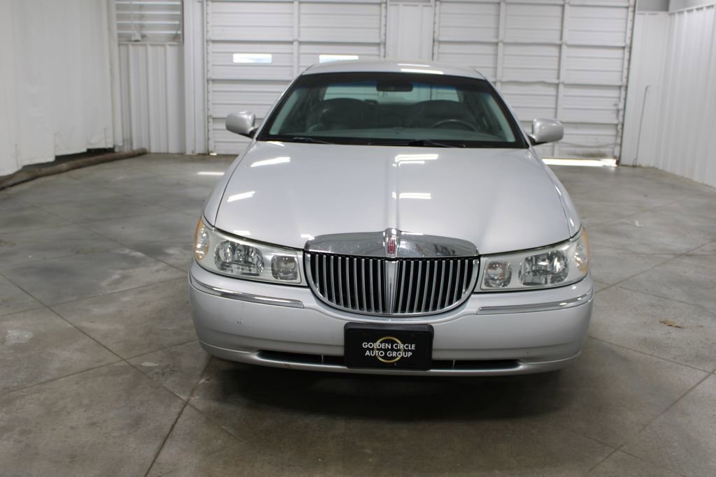 Used 2002 Lincoln Town Car Executive image 3