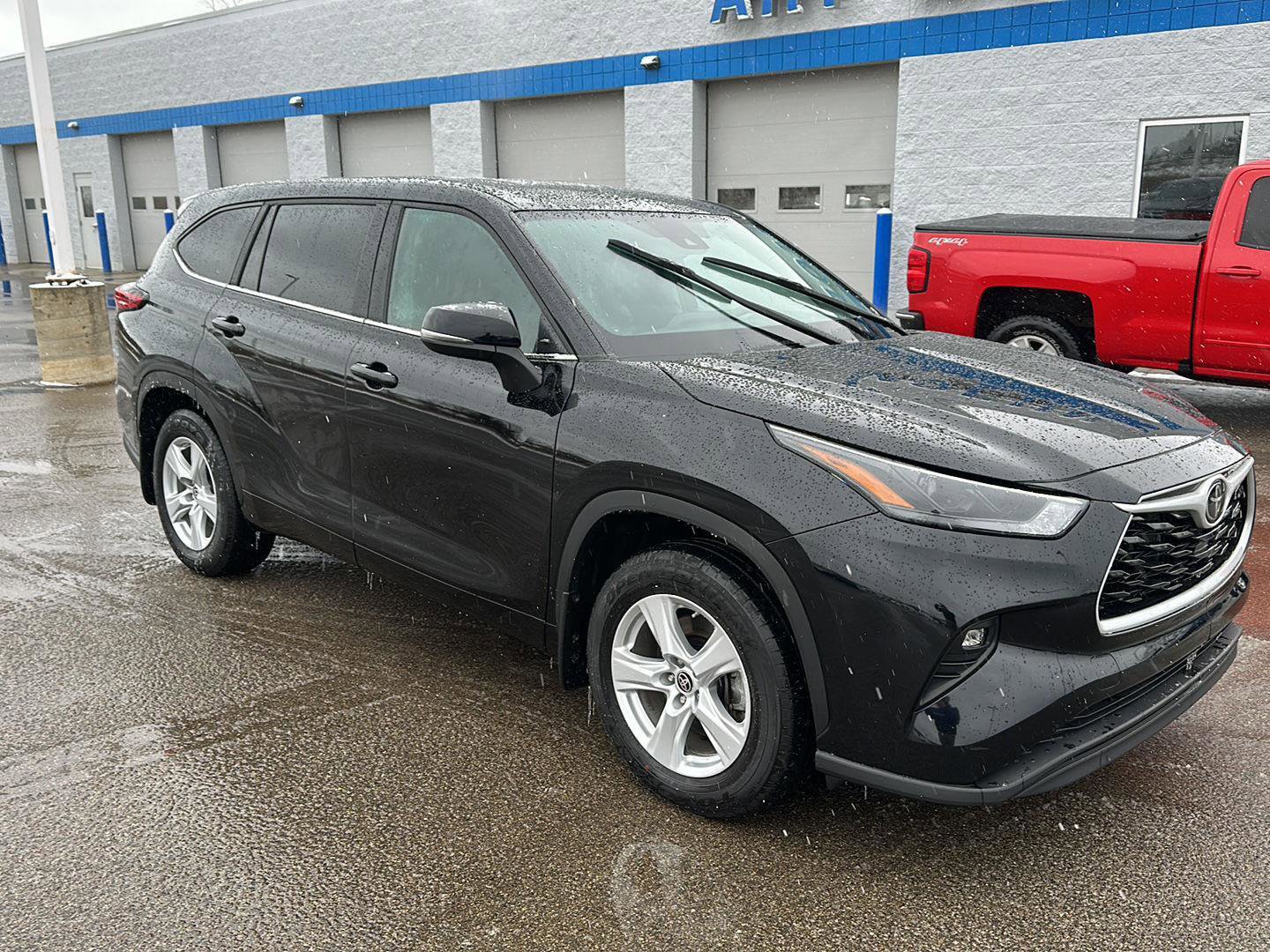 Used 2023 Toyota Highlander LE image 12