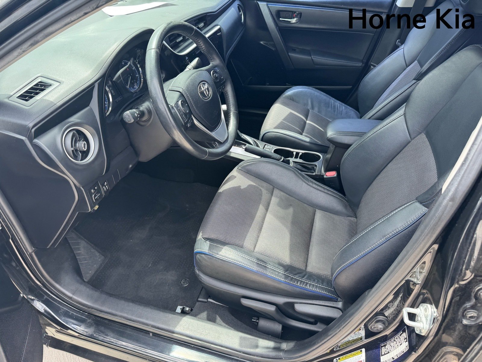 Used 2018 Toyota Corolla SE w/ Carpet Mat Package (TMS) FWD image 9