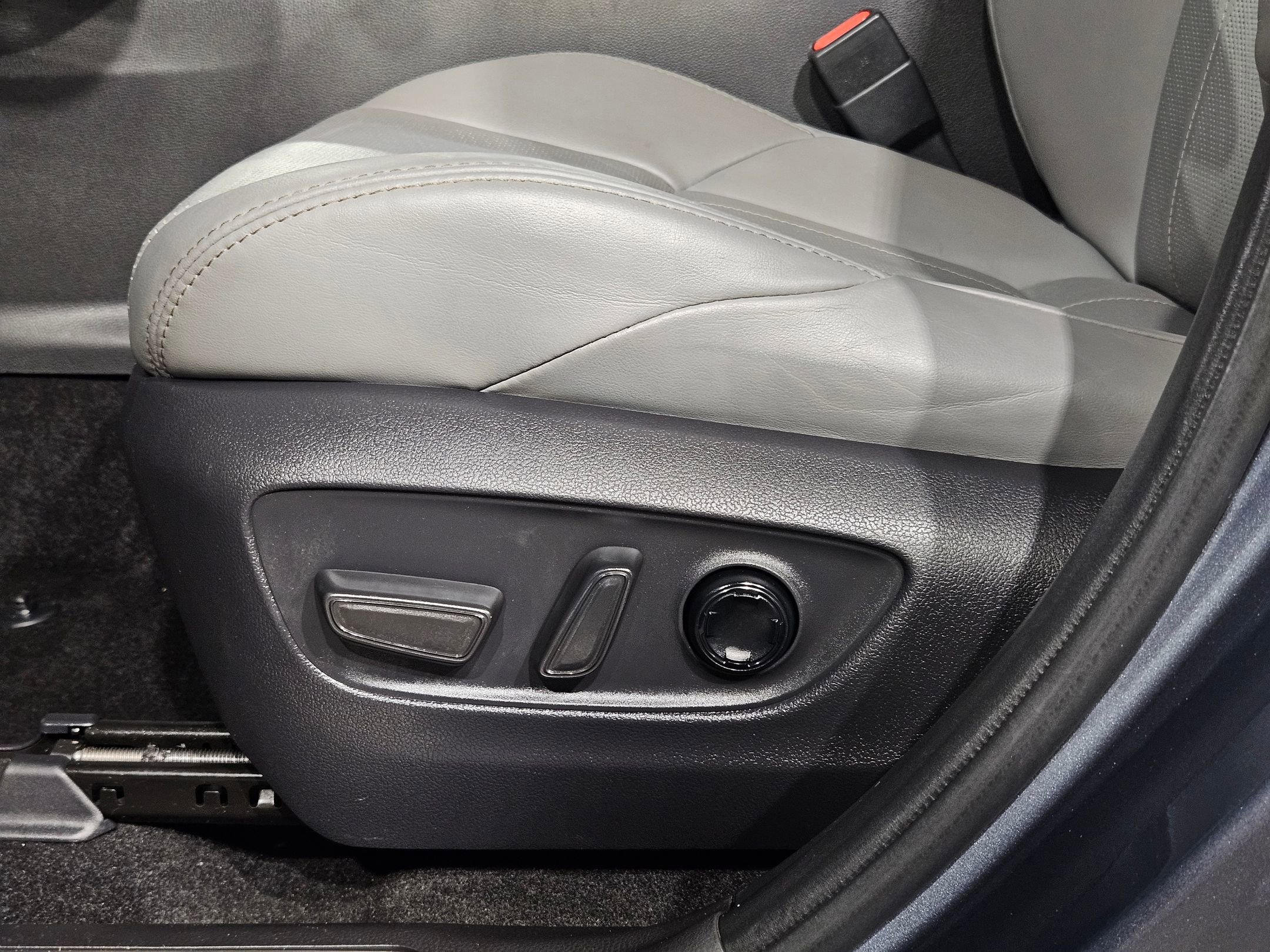 Used 2023 Toyota Venza Limited image 23