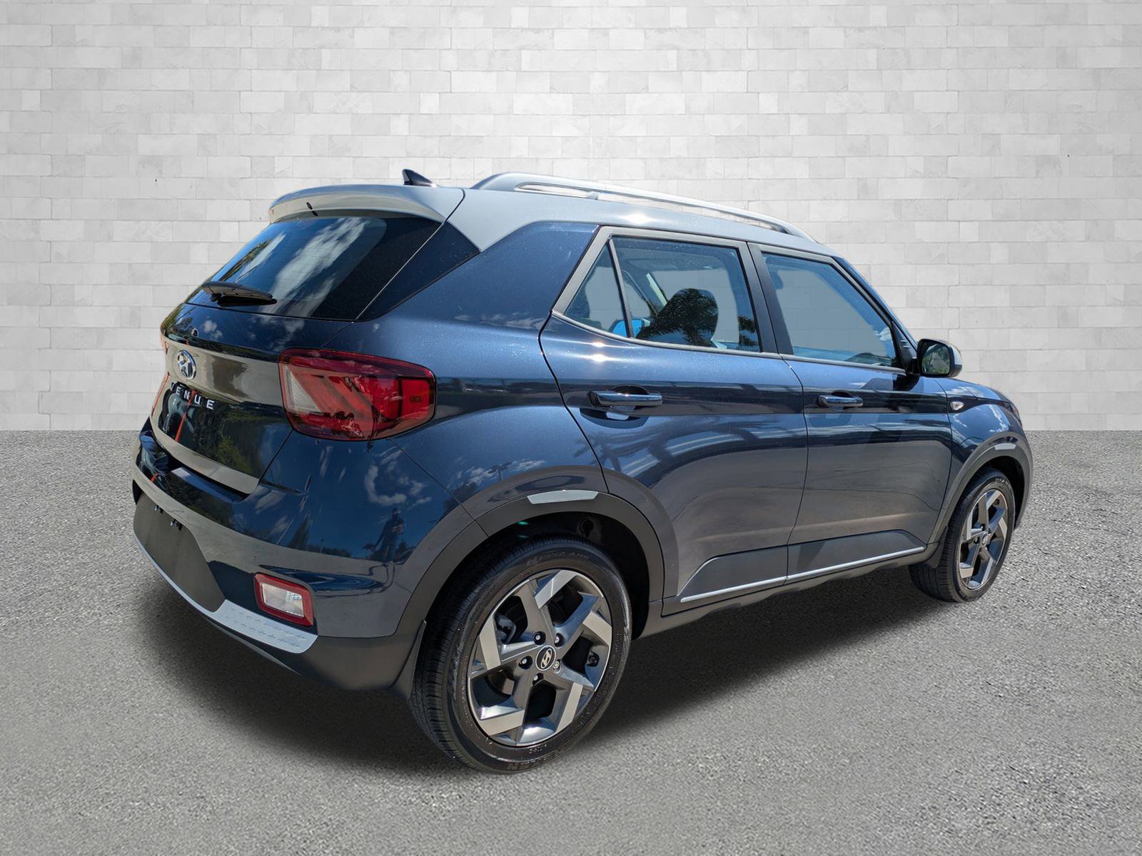 Used 2021 Hyundai Venue w/ Cargo Package image 2